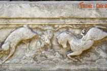 Thú vị “vườn bách thú” trên tòa tháp đá cổ đẹp nhất Việt Nam