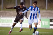 Văn Hậu chấn thương sau một pha lăn xả phá bóng