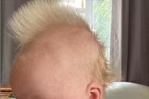 Cậu bé 10 tuần tuổi bất ngờ nổi tiếng khắp MXH vì mái tóc quá đỉnh 