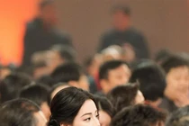 Địch Lệ Nhiệt Ba khoe góc nghiêng thần thánh, dân tình phát sốt vì...