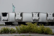 650 thi thể bệnh nhân Covid-19 nằm trong xe đông lạnh ở New York