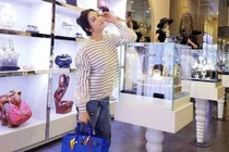 Lý Nhã Kỳ mù màu nên đồ hiệu phải mua 15 màu một kiểu 