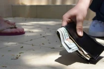 Vô tình nhặt được tiền điềm may hay vận rủi?