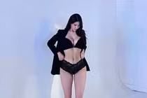 Mặc “kín trên hở dưới” đi chơi đêm, hot girl 10x khoe chân dài khủng 