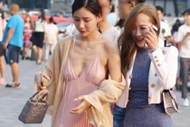 “Gai mắt” chị em đua nhau diện váy phòng the dính người