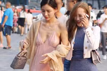 “Gai mắt” chị em đua nhau diện váy phòng the dính người