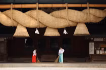 Tại sao đền thờ ở Nhật Bản luôn treo những sợi dây thừng khổng lồ?