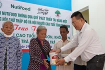 NUTIFOOD hỗ trợ sữa dinh dưỡng cho người lớn tuôi khó khăn 