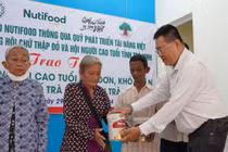 NUTIFOOD hỗ trợ sữa dinh dưỡng cho người lớn tuôi khó khăn 