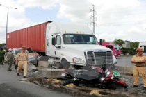 Xe máy và xe tải đâm trực diện, 2 người tử vong tại chỗ