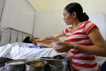 Chạnh lòng chuyện người vợ cụt 2 chân chăm chồng liệt nửa người 