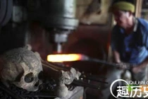 Gặp dị nhân đúc kiếm từ xương người trong truyền thuyết 