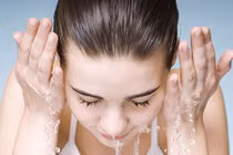 Thêm cái này vào nước rửa mặt để 60 tuổi da vẫn không tỳ vết