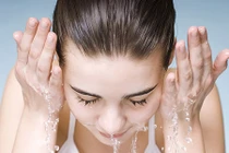 Thêm cái này vào nước rửa mặt để 60 tuổi da vẫn không tỳ vết