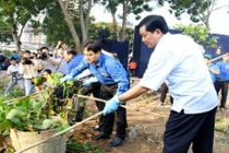 Bí thư Thăng xắn tay áo cùng người dân vớt lục bình 