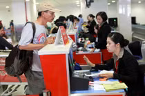 Không dùng thẻ đảng viên, bằng lái xe làm thủ tục đi máy bay