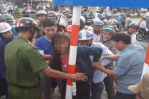 Cứu người mẹ trẻ ôm con định nhảy sông tự tử