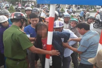 Cứu người mẹ trẻ ôm con định nhảy sông tự tử