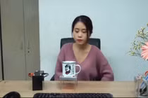 Video: Nữ công sở chế bếp mini mở đại tiệc lẩu đãi đồng nghiệp