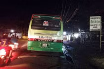 Xe buýt cán chết người trước cổng chợ ở TP HCM