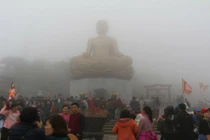 Ngán ngẩm cảnh xoa tiền xu, buộc dây "lạ" ở chùa Đồng Yên Tử