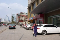 Hà Nội: Bí chỗ đỗ, xế hộp tràn đầy lòng đường, vỉa hè