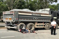 Tông vào xe tải chở đá, hai thanh niên tử vong tại chỗ