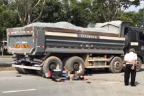 Tông vào xe tải chở đá, hai thanh niên tử vong tại chỗ