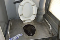 Sự thật "sốc" về nhà vệ sinh tàu hỏa giá 230 triệu