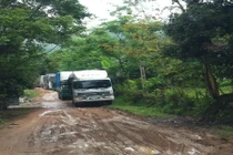 Tận mục hàng trăm xe gỗ khủng “né” chốt kiểm tra