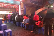 Trời chưa sáng, dầm mình trong mưa rét xếp hàng chờ mua vàng