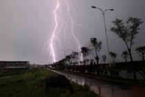 Cảnh báo mưa dông bất thường trên khu vực nội thành Hà Nội