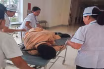 CSGT bám đầu xe container từng bị người vi phạm tông gãy chân