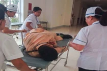 CSGT bám đầu xe container từng bị người vi phạm tông gãy chân