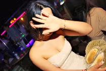 Ngạc nhiên gái xinh dùng sầu riêng làm miếng lót ngực