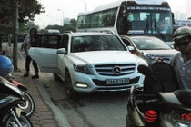 Hình ảnh “cậu ấm, cô chiêu” cưỡi xế hộp đi khai giảng