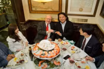 Tại sao các đại gia chi triệu đô để ăn trưa với tỷ phú Warren Buffett?