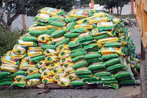 Bắt quả tang cơ sở sản xuất phân bón bằng... đất, cát