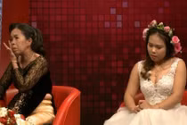 Mẹ chồng xúc động bật khóc khi con dâu đưa hết tiền mừng cưới