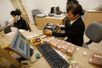 Lãi suất tiết kiệm giảm kỷ lục, còn 4% 