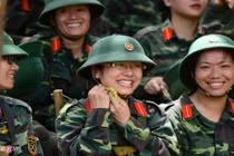 Xem các người đẹp công sở tập bắn súng trường AK