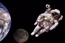 Con người tương lai có thể gọi điện thoại lên Mặt Trăng?