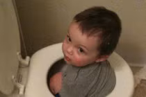 Những trò đùa của trẻ khiến bậc phụ huynh nào cũng phải “cạn lời“