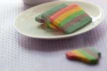 Mẹ trổ tài làm bánh 7 sắc cầu vồng khiến bé mê mẩn