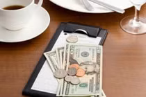 Những thói quen sai lầm khiến "tiền ra như nước sông Đà"