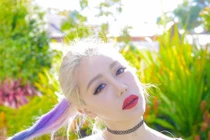 Trở thành "mỹ nữ triệu đô" sau khi bỏ việc lương cao làm YouTube