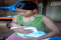 Bé trai sơ sinh bị bỏ rơi, kiến bu khắp người