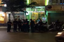 Hai chân dài hẹn đánh nhau, phố đi bộ Sài Gòn náo loạn