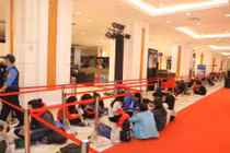 Giới trẻ Hà Nội “rồng rắn” xếp hàng trước cửa hàng thời trang HM