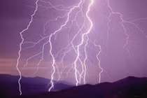 Đang câu cá, ba thanh niên bị sét đánh